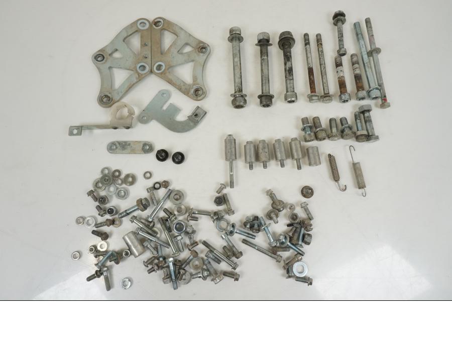 Framsidan på Skruv / Mutter etc från en AJP PR7 -2021 motorcykel.