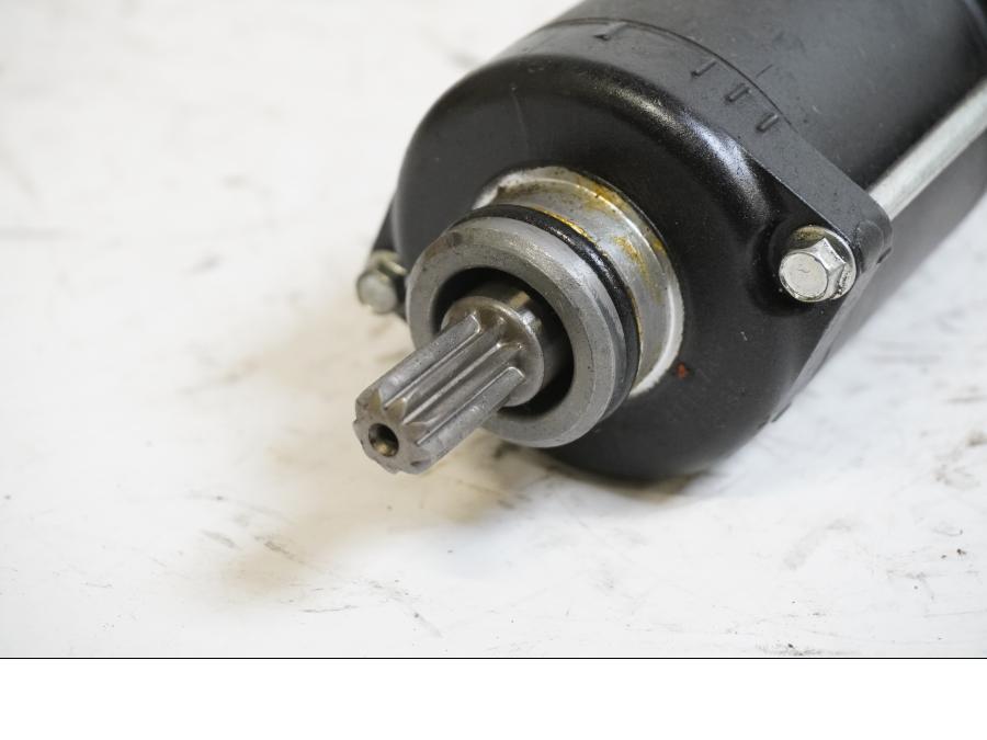 Baksidan på Startmotor från en Yamaha MT-07 -2014 motorcykel.