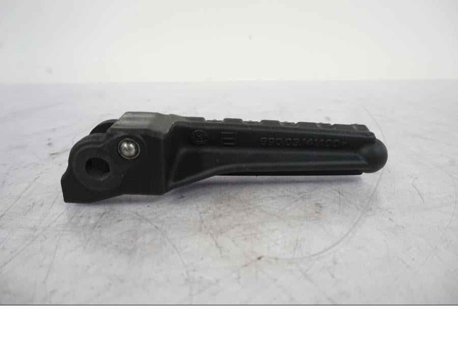 Höger sida på Fotpinne från en KTM 1290 Super Duke -2019 motorcykel.