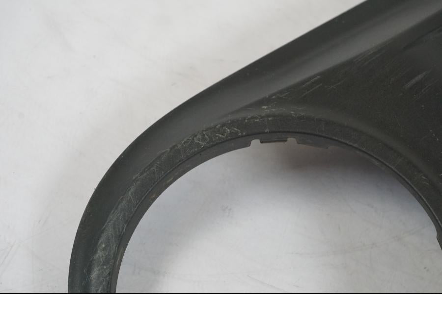 Snett nerifrån på Bensintankkonsoll från en KTM 1290 Super Duke R -2018 motorcykel.