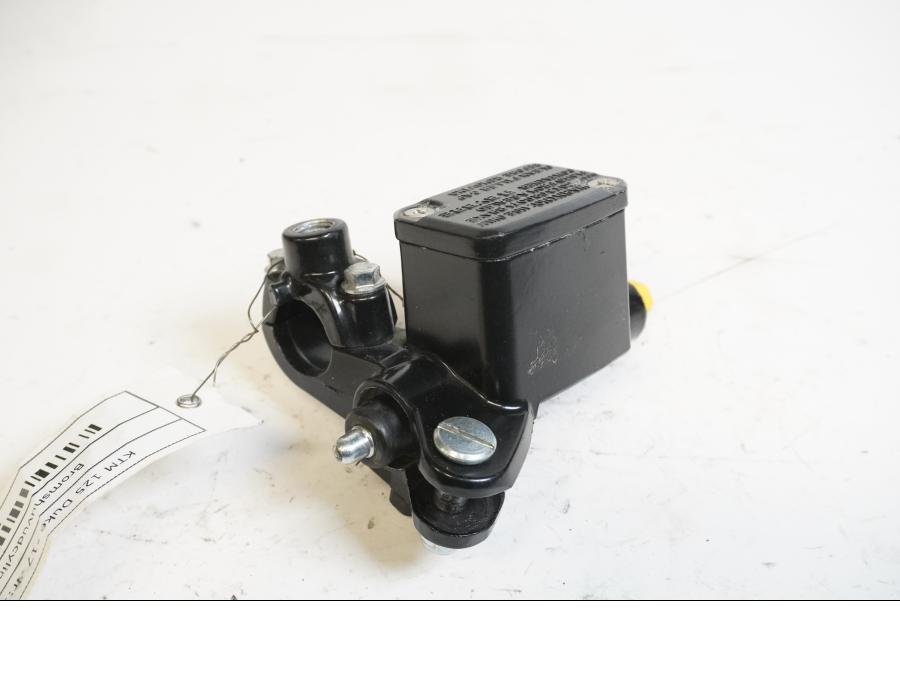 Framsidan på Bromshuvudcylinder från en KTM 125 Duke -2017 motorcykel.