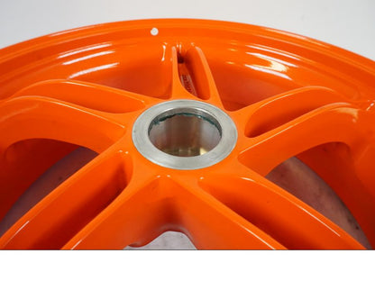 Vänster sida på Fälg från en KTM 1290 Super Duke R -2023 motorcykel.