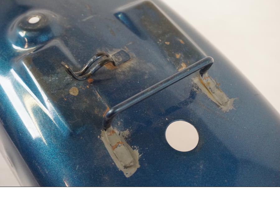 Höger sida på <p>Bakskärm från Suzuki VS 800 1992.</p>

<p>Smårepor, slitage av lack mindre ytrost finns se bilder.</p> motorcykel.