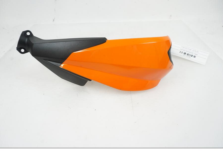 Framsidan på Handskydd från en KTM 125 Duke -2023 motorcykel.