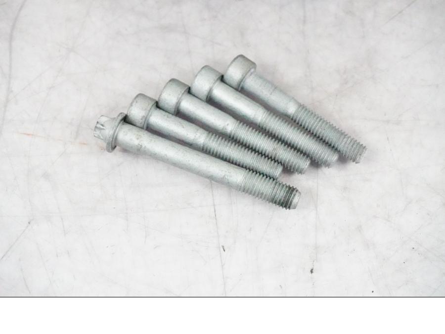 Baksidan på Vattenpump från en BMW K 1200 S -2005 motorcykel.