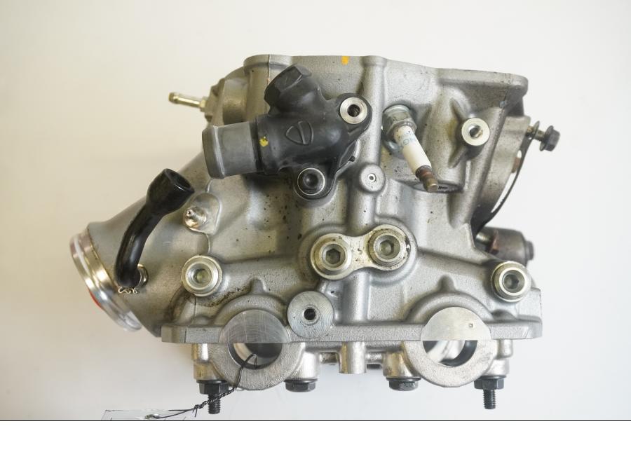 Höger sida på Topplock från en Ducati Multistrada 1260 -2020 motorcykel.