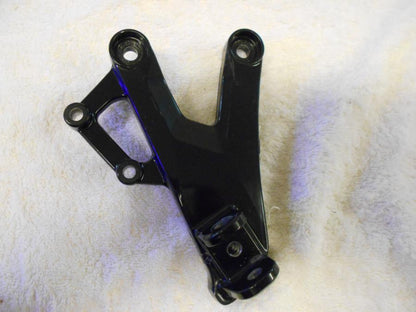 Framsidan på Fotpinnefäste från en BMW S 1000 RR -2008 motorcykel.