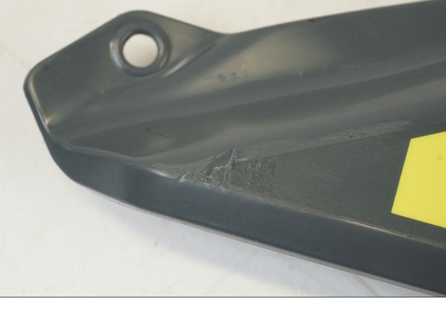 Höger sida på Kylarvinge från en Husqvarna 701 Supermoto -2020 motorcykel.