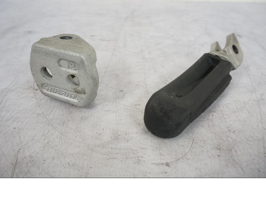 Snett uppifrån på Fotpinne från en KTM 690 Duke -2014 motorcykel.