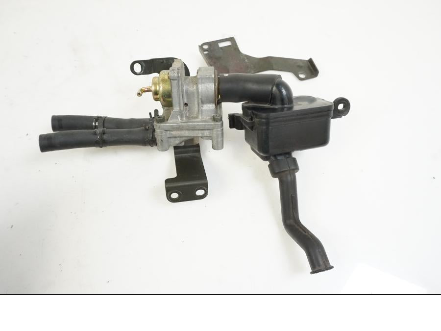 Höger sida på Second Air från en Yamaha XVS 1100 -2004 motorcykel.