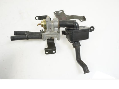 Höger sida på Second Air från en Yamaha XVS 1100 -2004 motorcykel.