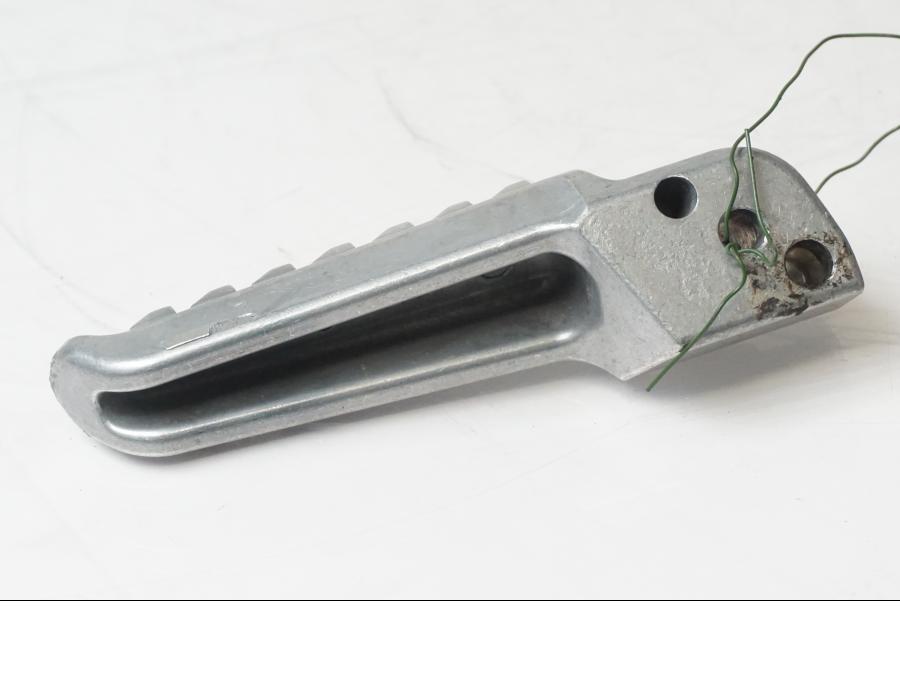 Vänster sida på <p>Fotpinne vänster bak från Kawasaki ZZ-R 1400 2010.</p>

<p>Lätt skrap se bild.</p> motorcykel.