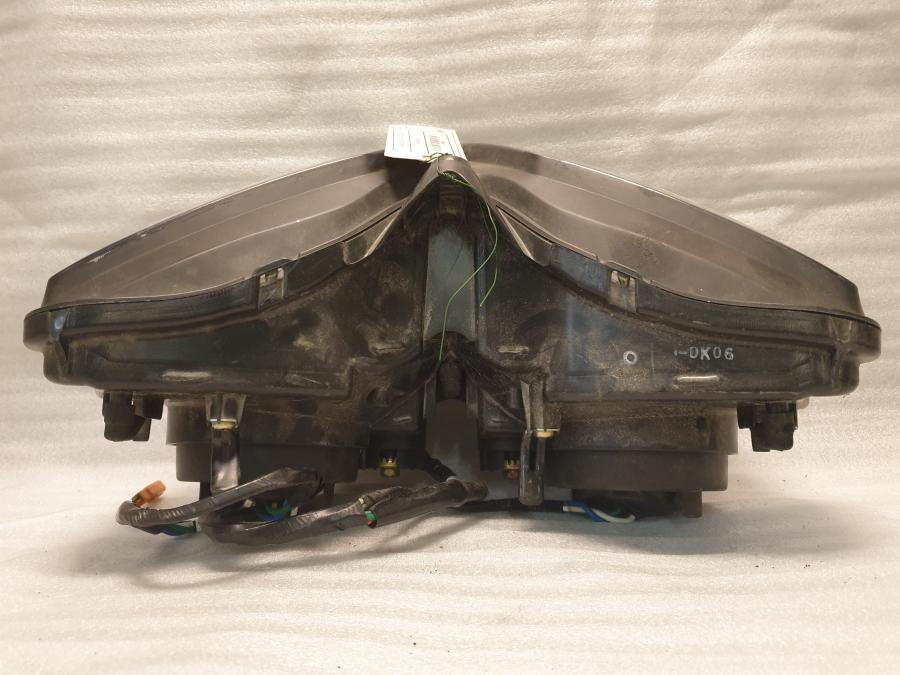 Snett nerifrån på Strålkastare från en Honda CBR 125 R -2004 motorcykel.