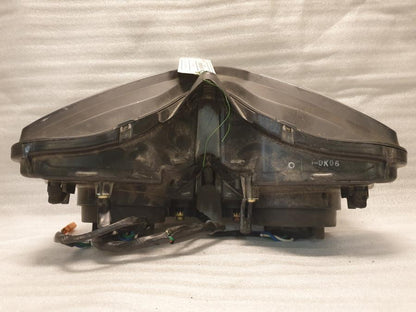 Snett nerifrån på Strålkastare från en Honda CBR 125 R -2004 motorcykel.