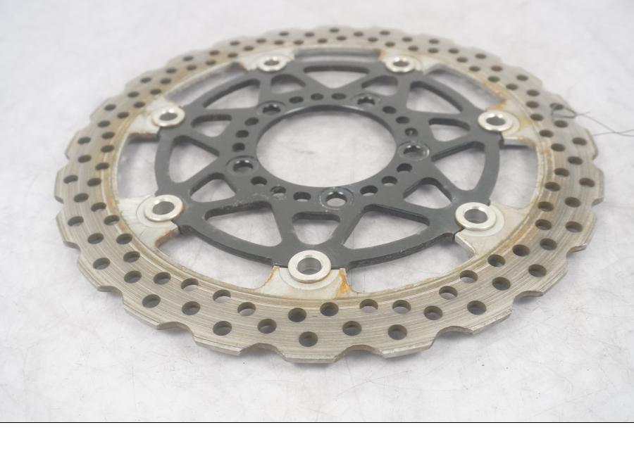 Framsidan på Bromsskiva från en Kawasaki Versys 650 -2007 motorcykel.