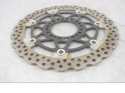 Framsidan på Bromsskiva från en Kawasaki Versys 650 -2007 motorcykel.