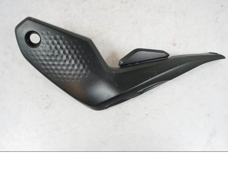 Framsidan på Sidopanel från en Yamaha MT-07 -2023 motorcykel.