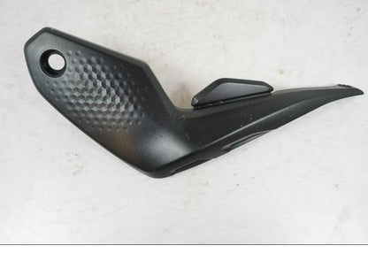 Framsidan på Sidopanel från en Yamaha MT-07 -2023 motorcykel.