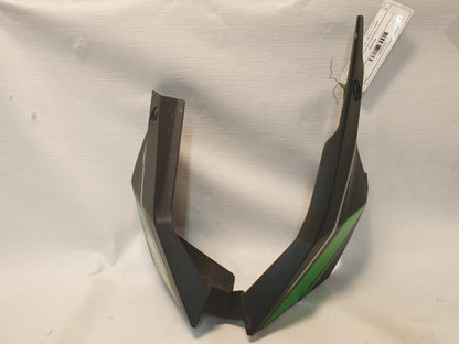 Snett uppifrån på Magkåpa från en Kawasaki Z 125 -2019 motorcykel.