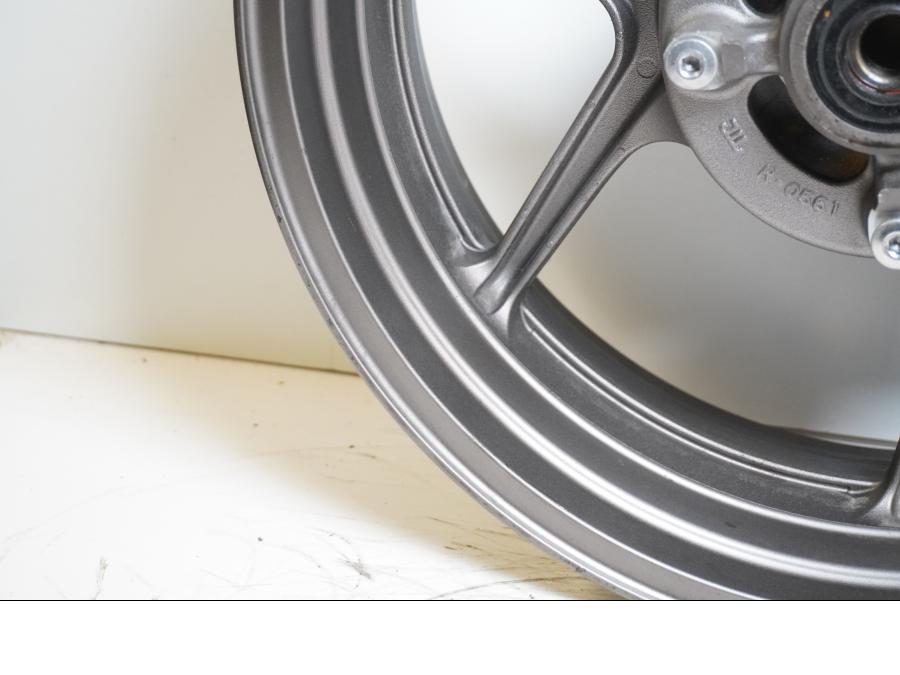 Snett uppifrån på Fälg från en Kawasaki Versys 1000 -2012 motorcykel.