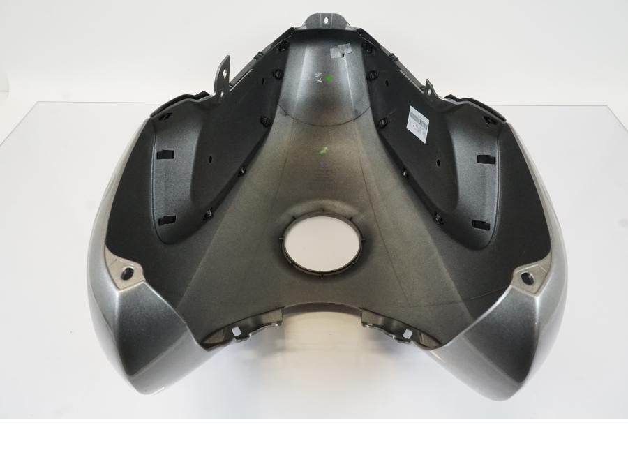 Snett nerifrån på Bensintankskåpa från en Triumph Trident -2021 motorcykel.