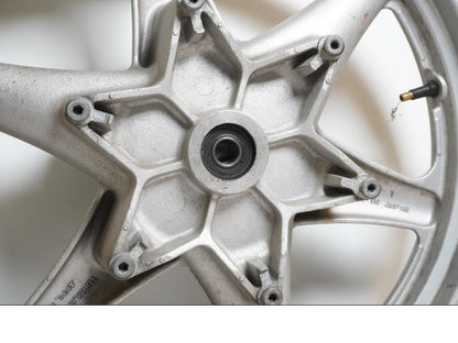 Baksidan på Fälg från en Suzuki GSX 1100 -1992 motorcykel.