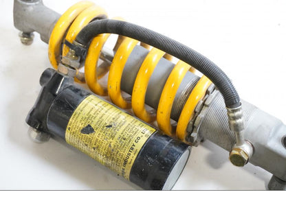 Snett uppifrån på Stötdämpare från en Triumph TT 600 -2001 motorcykel.