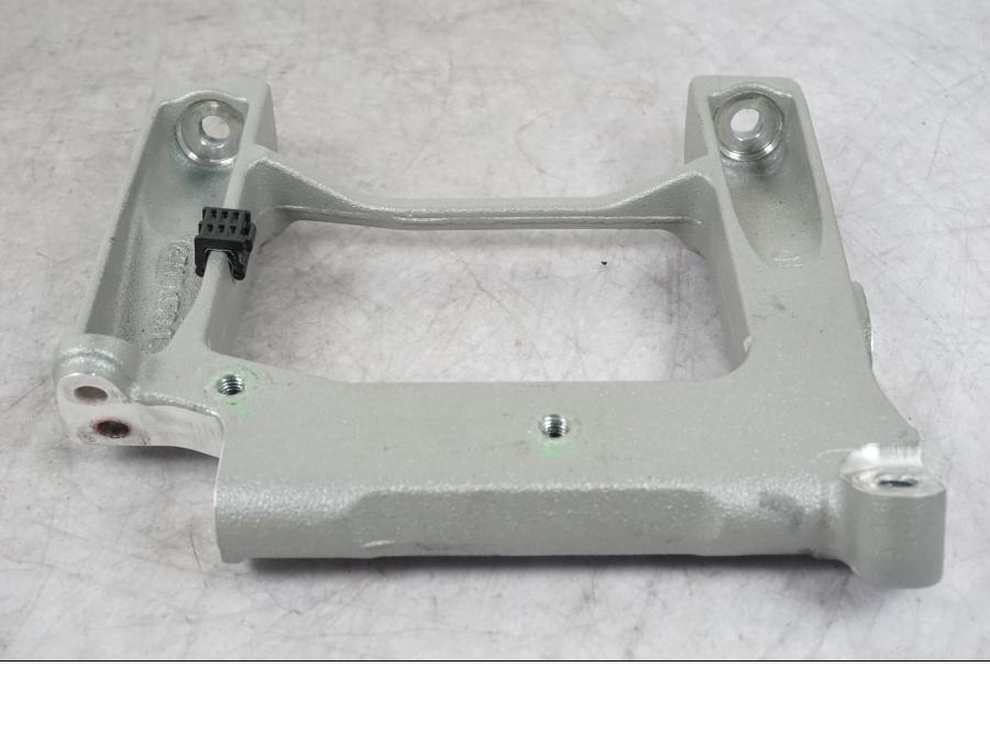 Höger sida på Ramdel från en Ducati Multistrada V4 -2024 motorcykel.