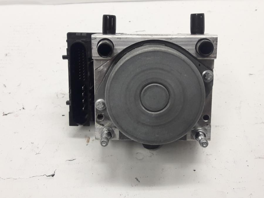 Baksidan på ABS Modulator från en BMW F 800 ST -2010 motorcykel.