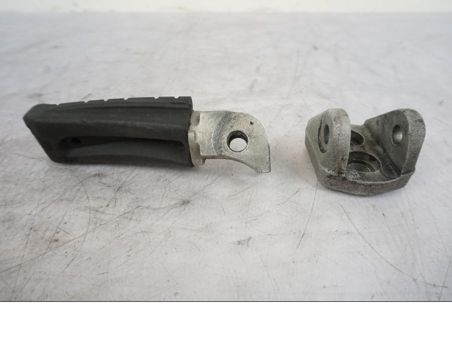 Baksidan på Fotpinne från en KTM 690 Duke -2014 motorcykel.