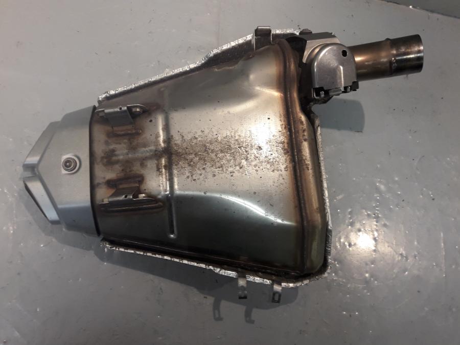 Baksidan på Ljuddämpare från en Kawasaki ZX-6R -2008 motorcykel.