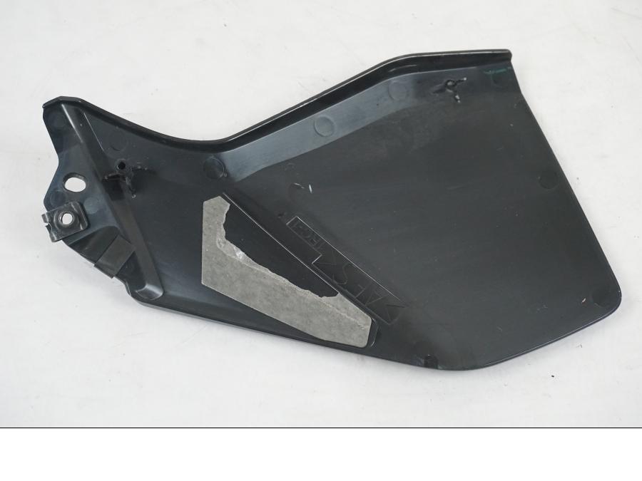 Vänster sida på Bensintankskåpa från en Yamaha MT-09 -2019 motorcykel.