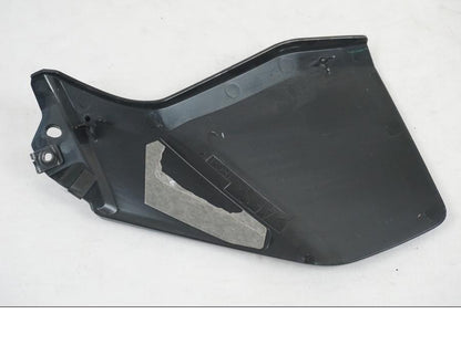 Vänster sida på Bensintankskåpa från en Yamaha MT-09 -2019 motorcykel.