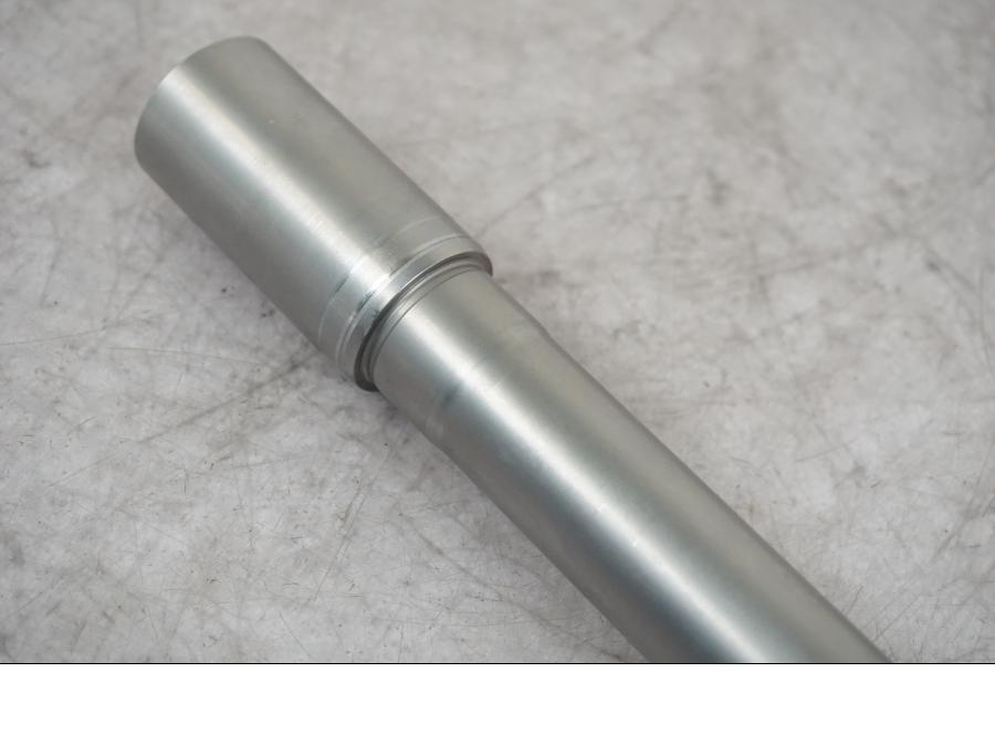 Baksidan på Axel från en BMW F 800 R -2018 motorcykel.