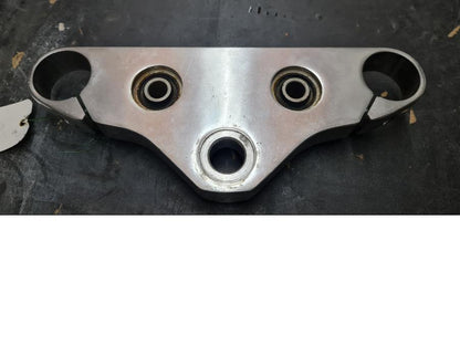 Framsidan på Gaffelkrona från en Yamaha XVS 650 -1997 motorcykel.