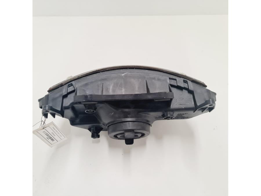 Snett nerifrån på Strålkastare från en Kawasaki ZX-6R -1998 motorcykel.