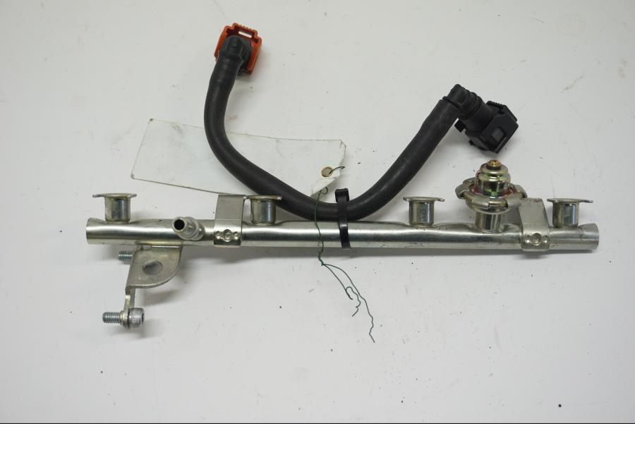 Baksidan på Fuel Rail från en Yamaha FZ1-SA -2007 motorcykel.