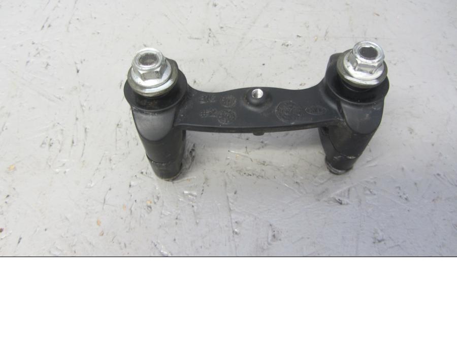 Framsidan på Styrfäste från en Suzuki LTA 750 XP E -2009 motorcykel.