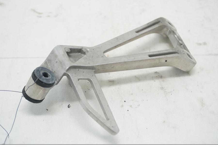 Baksidan på Fotpinnefäste från en Honda CBR 500 R -2013 motorcykel.