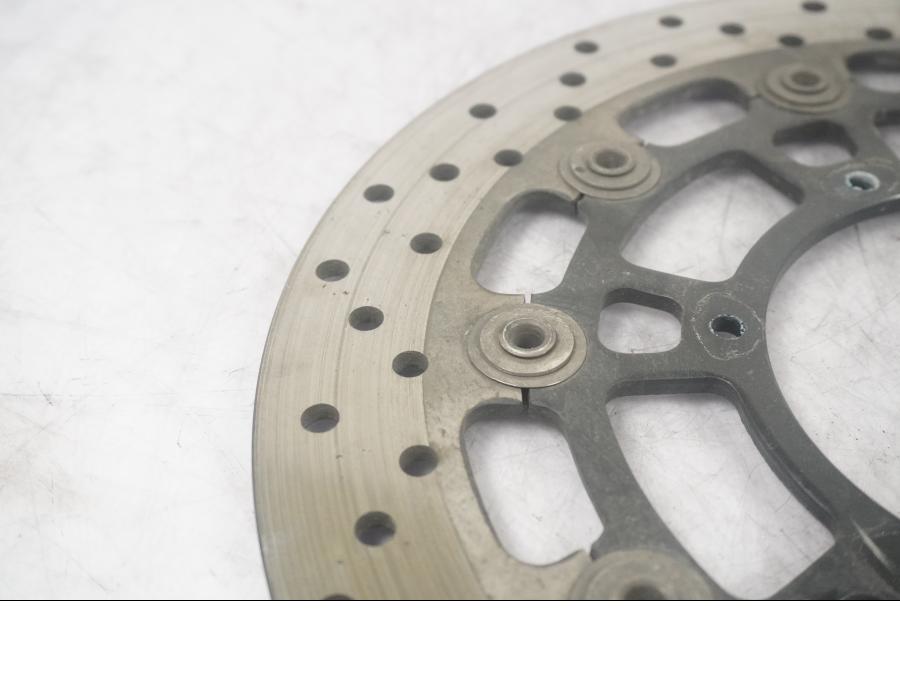 Baksidan på Bromsskiva från en BMW F 700 GS -2014 motorcykel.