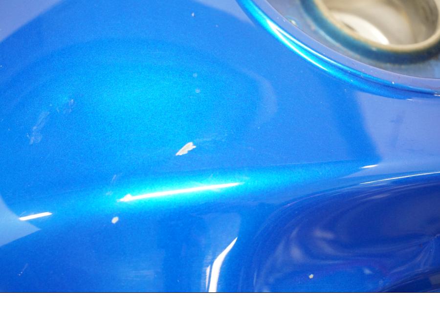 Snett nerifrån på Bensintank från en Kawasaki Versys 650 -2008 motorcykel.