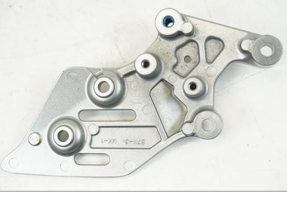 Vänster sida på Fotpinnefäste från en Yamaha MT-09 -2021 motorcykel.