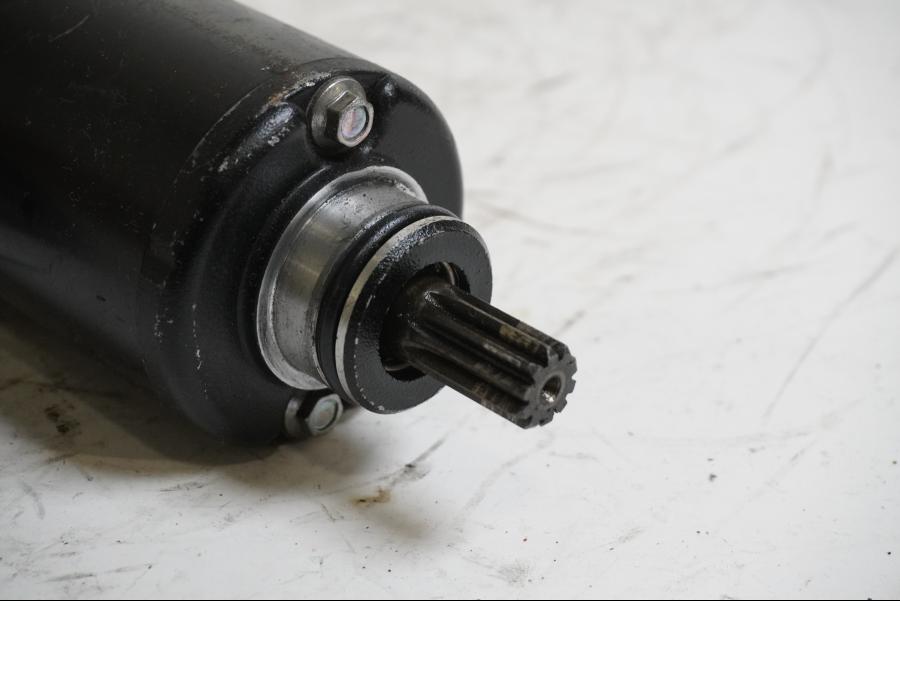 Baksidan på Startmotor från en Triumph Street Triple R -2009 motorcykel.