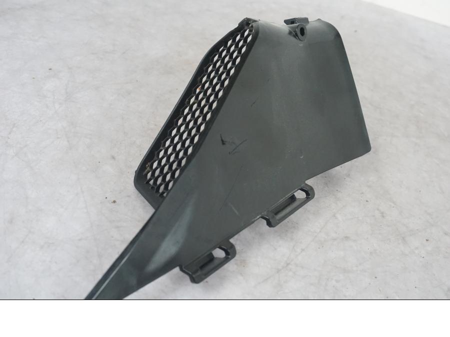 Baksidan på Luftinsug front från en KTM 1290 Super Adventure S -2022 motorcykel.