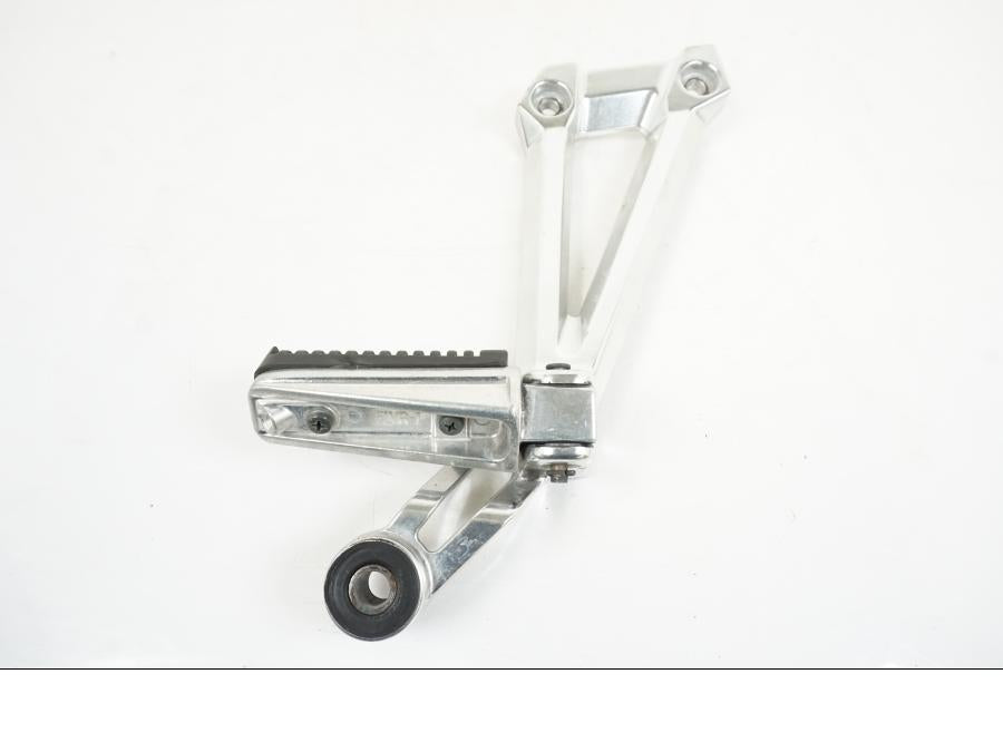 Framsidan på Fotpinnefäste från en Yamaha XJR 1300 -2007 motorcykel.