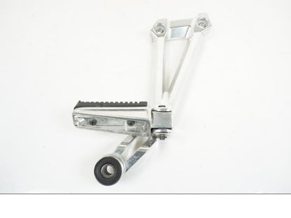 Framsidan på Fotpinnefäste från en Yamaha XJR 1300 -2007 motorcykel.