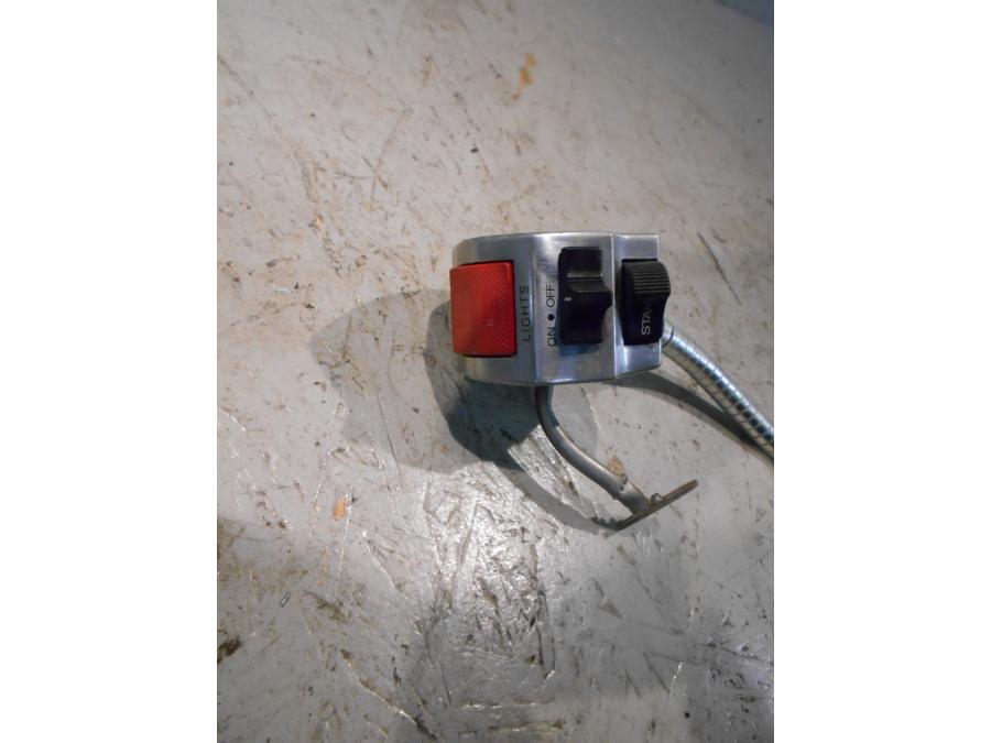 Framsidan på Styrelreglage från en Suzuki VS 750 Intruder -1986 motorcykel.