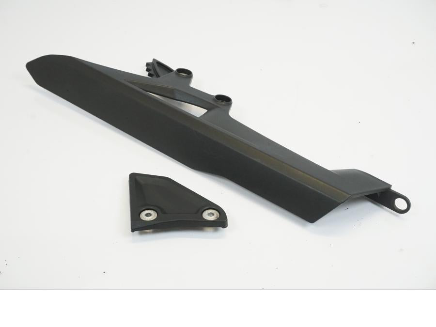 Höger sida på Kedjeskydd från en KTM 1190 Adventure -2013 motorcykel.