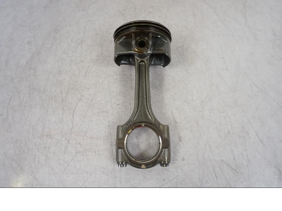 Höger sida på Kolv från en BMW F 750 GS -2020 motorcykel.