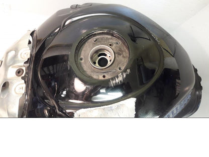 Snett nerifrån på Bensintank från en Suzuki GSX-R 1000 -2008 motorcykel.